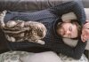 dlaczego kot śpi na człowieku